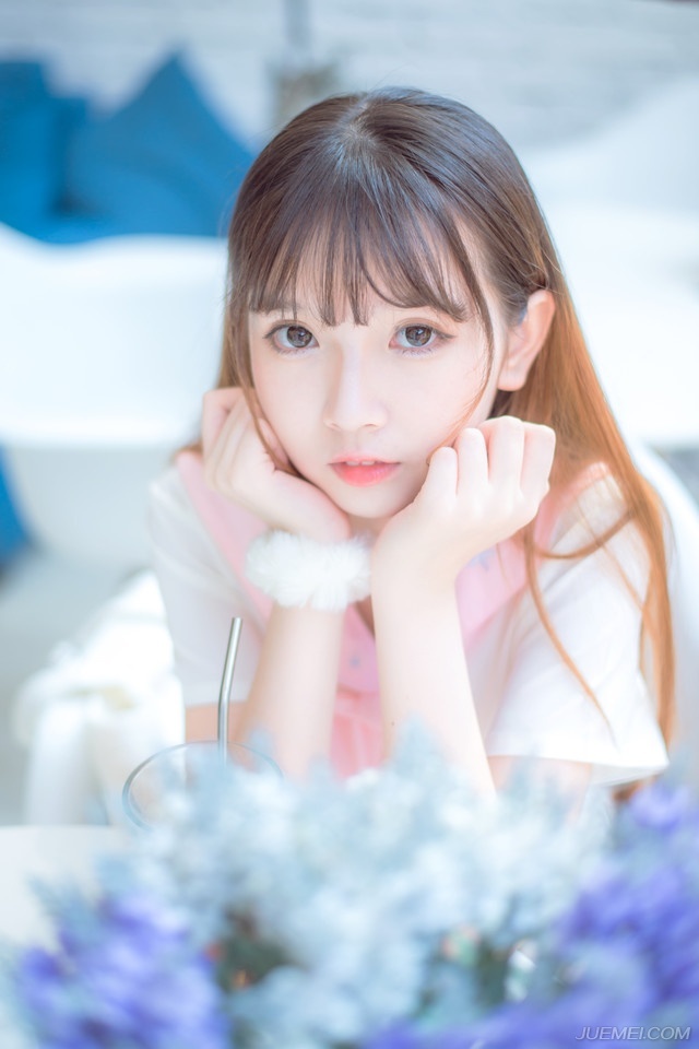 四周的窗全开着，雨做了重重的帘子，那么灰重的掩压了世界，我们如此渴望着想看一看帘外的晴空，它总冷漠的不肯理睬我们盼望。而一个个希望是如此无助的否定掉了，除了无止境的等待之外，你发现没有其他的办法再见阳光。——三毛《雨季不再来》